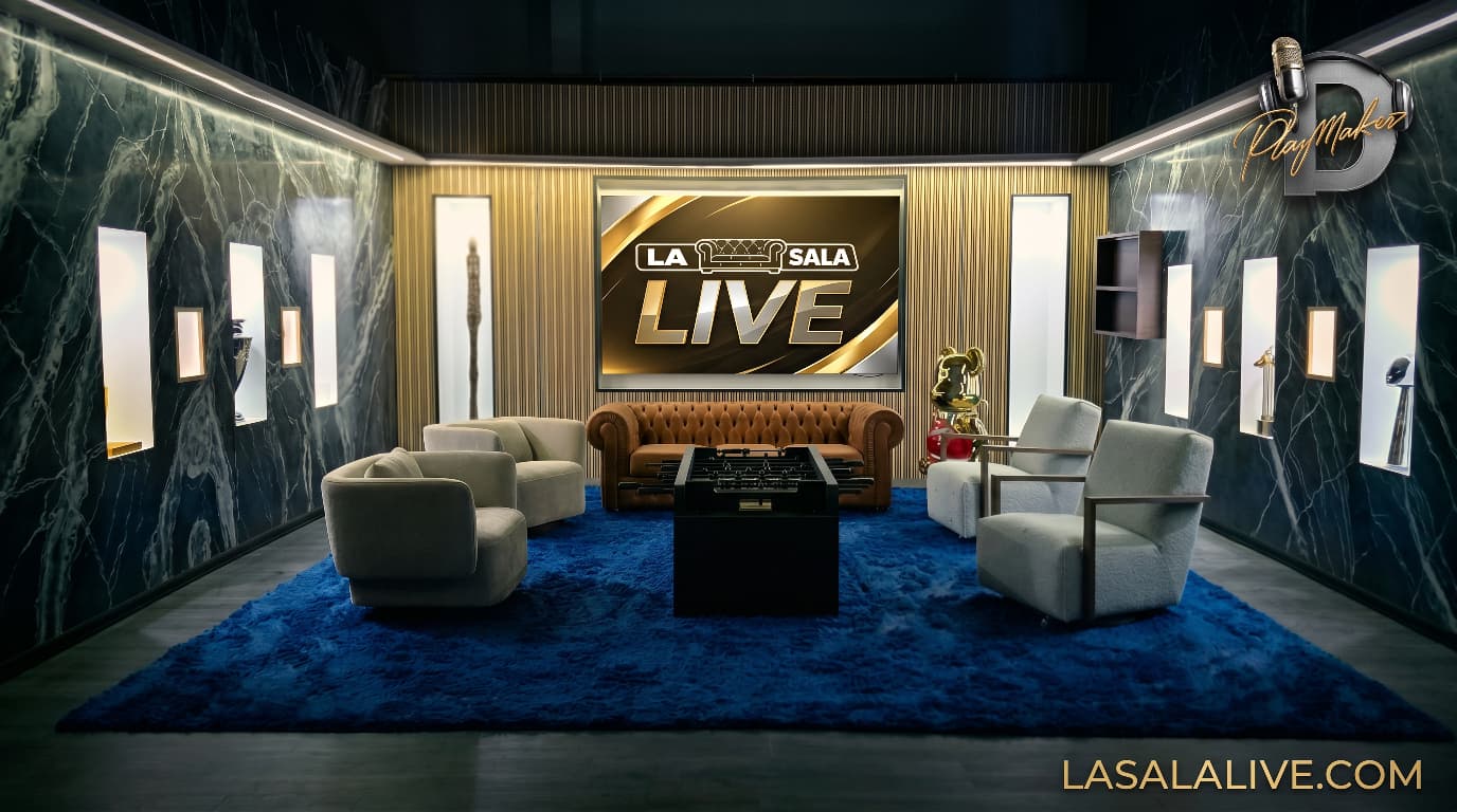 La Sala — sala cinematográfica con sofá Chesterfield, alfombra azul terciopelo y pantalla principal